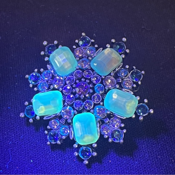 Avon snowflake brooch with aurora borealis rhinestones. - Picture 6 of 8